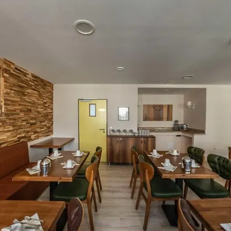 Bayrischer Hof מלון 3*