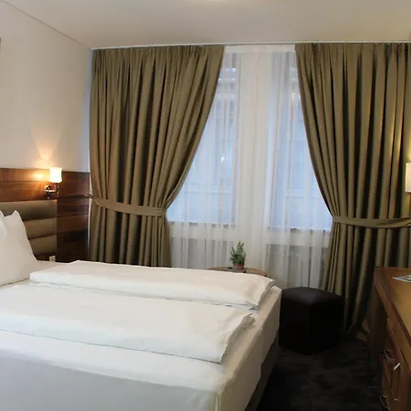 Bayrischer Hof Hotell 3*